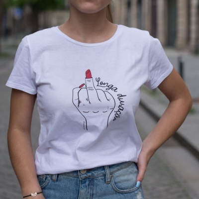 T-shirt branca com desenho de mão e texto 'longa duração'