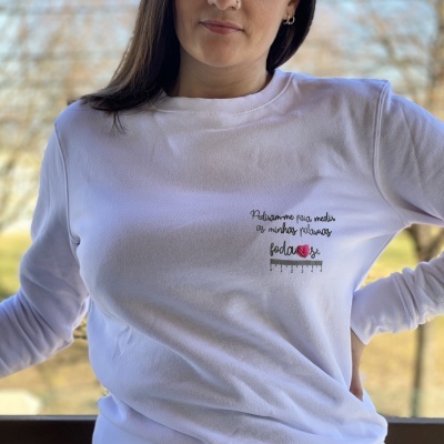 Camisola branca de manga comprida com texto bordado no peito