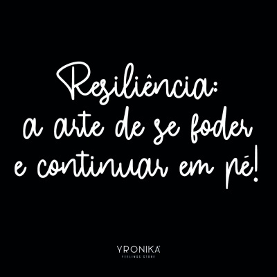 Texto branco manuscrito sobre fundo preto com frase sobre resiliência e marca YRONIKA