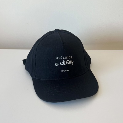 Boné preto com bordado em branco e texto ALÉRGICA a idiotas VPRONKA