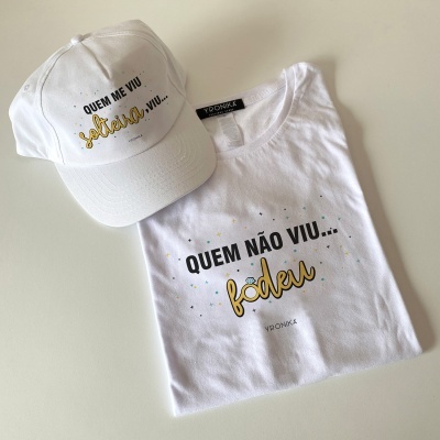 Boné branco e t-shirt branca com texto 'QUEM ME VIU... sóbrio' e 'QUEM NÃO VIU... fodeu' em preto e amarelo