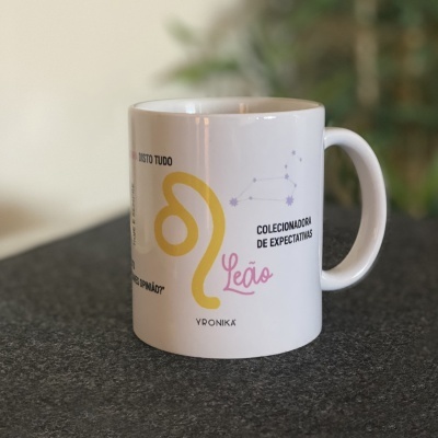 Caneca branca em cerâmica com texto e ilustração de constelação e signo Leão