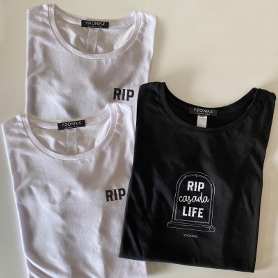 Três t-shirts YPONKA, duas brancas com texto RIP e uma preta com texto RIP cazada LIFE