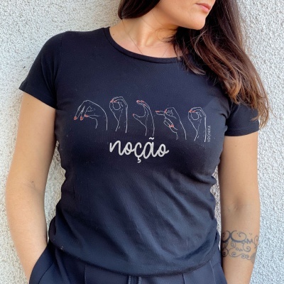 T-shirt preta com estampa de língua gestual e palavra noção