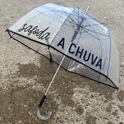 Guarda-chuva transparente com texto e estrutura metálica
