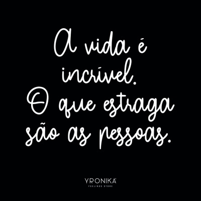 Texto branco manuscrito com frase motivacional em fundo preto, marca YRONIKA®