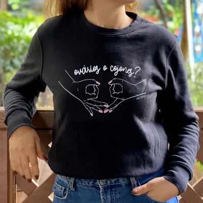 Camisola preta com desenho de mãos e texto em branco e rosa