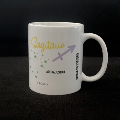 Caneca branca com texto e símbolos do signo Sagitário