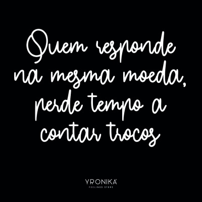 Texto branco manuscrito sobre fundo preto com frase motivacional e marca YRONIKA