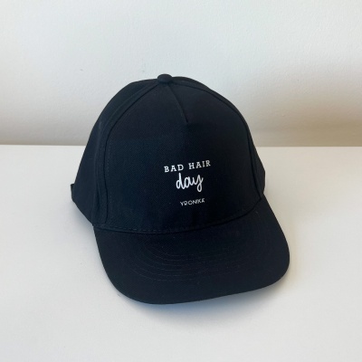 Boné preto com texto branco 'BAD HAIR day'