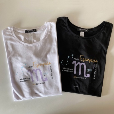 Duas t-shirts branca e preta com estampas do signo Escorpião