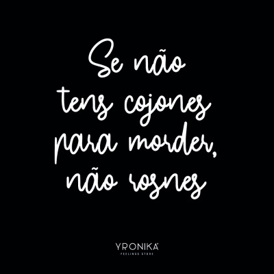 Texto branco manuscrito em fundo preto com frase motivacional e marca YRONIKA.