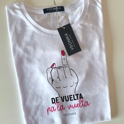 T-shirt branca com estampa de mão e texto em preto e rosa da marca YPRONIKA