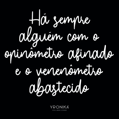 Texto branco manuscrito sobre fundo preto com frase e marca YRONIKA