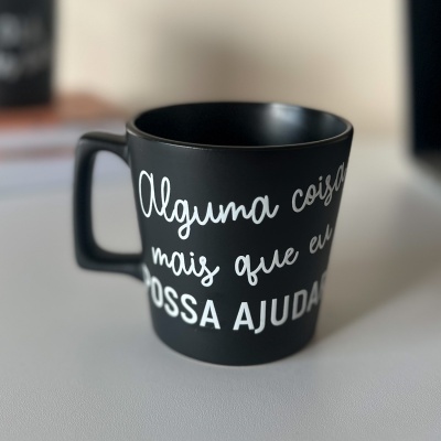 Caneca preta com texto branco