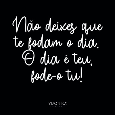 Texto em branco num fundo preto com uma citação motivacional e a marca Yronika.