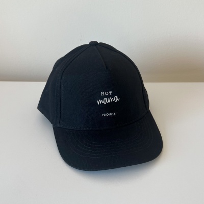 Boné preto com texto branco HOT mama