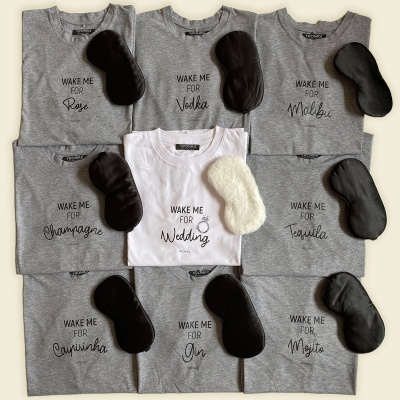 Nove t-shirts com texto 