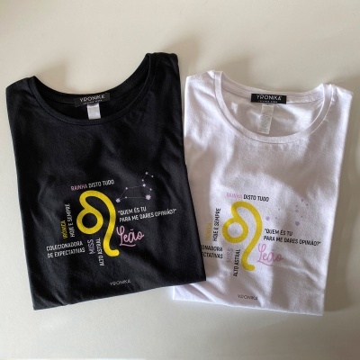 Duas t-shirts preta e branca com estampas e texto em português sobre expectativas e opiniões.