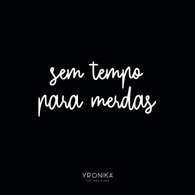 Texto branco 'sem tempo para merdas' em fundo preto com marca YRONIKA FEELINGS STORE