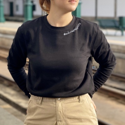 Camisola preta de manga comprida com hashtag #daralmaedavida perto do ombro esquerdo