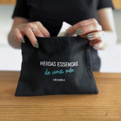Bolsa preta de tecido com texto bordado em branco e verde