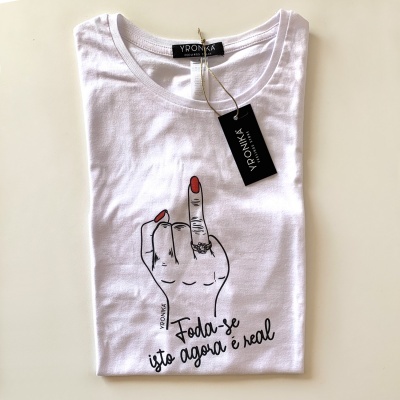 T-shirt branca com estampa de mão e texto em português