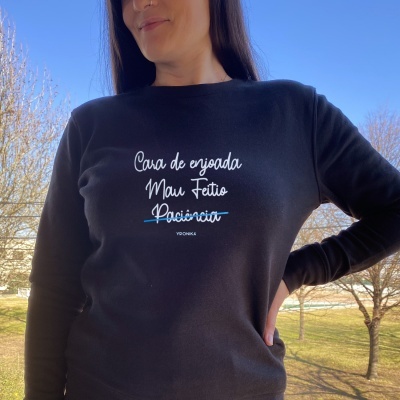 Camisola preta com texto em branco e azul ao peito