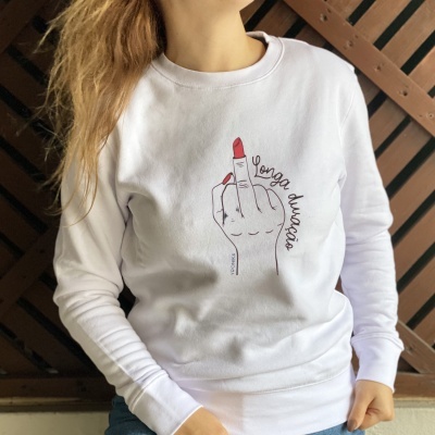 Sweatshirt branca com estampa de mão e texto Venga uñas