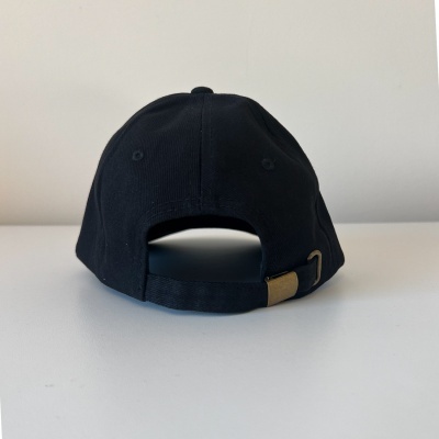 Boné preto visto por trás com fivela dourada de ajuste