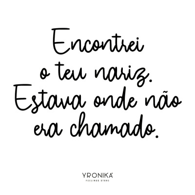 Texto manuscrito preto em fundo branco com frase motivacional da marca YRONIKA.