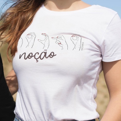 T-shirt branca com design de mãos e texto noção