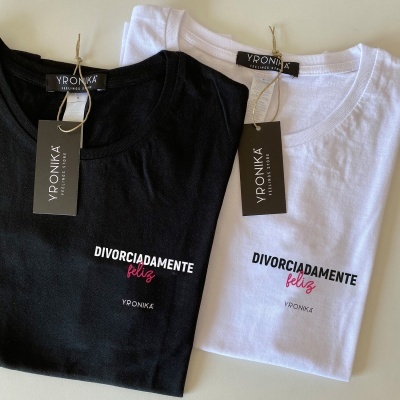 Duas t-shirts YPONIKA preta e branca com texto 'DIVORCIADAMENTE feliz'