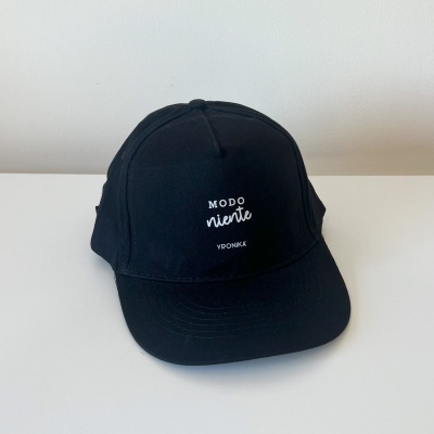 Boné preto com texto branco 'MODO niente' e 'VPONKA'
