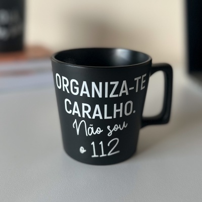 Caneca preta com texto branco em português