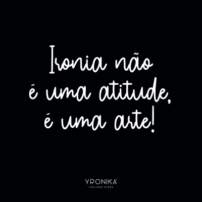 Texto branco manuscrito em fundo preto com a frase 'Ironia não é uma atitude, é uma arte!' e logo YRONIKA