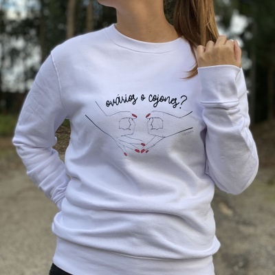 Sweatshirt branca com estampa e texto em preto e vermelho