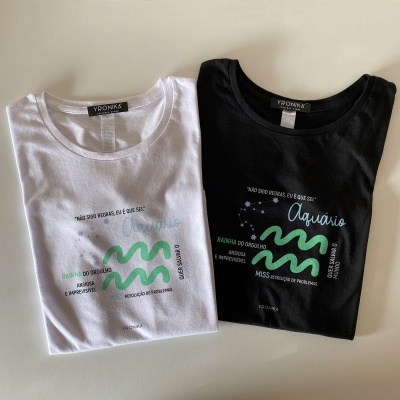 Duas t-shirts YRONKA branca e preta com estampado do signo Aquário