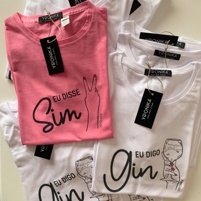 T-shirts rosa e brancas com estampas e etiquetas YRONIKA