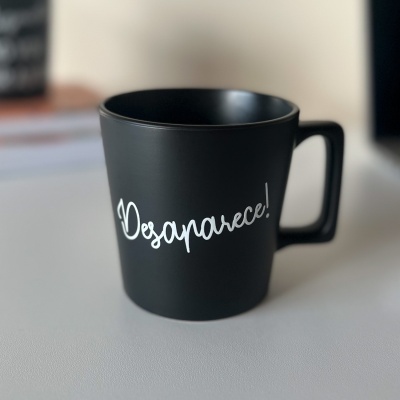 Caneca preta com texto branco 