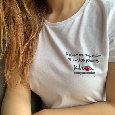 Camiseta branca com texto bordado e régua decorativa