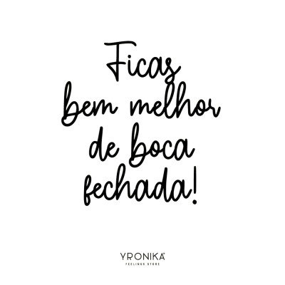 Mensagem em português com texto preto sobre fundo branco, 'Ficas bem melhor de boca fechada!' e logo YRONIKA pequeno em baixo.