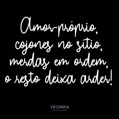 Texto manuscrito branco sobre fundo preto com frase motivacional e marca YPRONIKA.