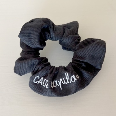 Elástico de cabelo scrunchie preto com texto bordado branco CAOS capilar