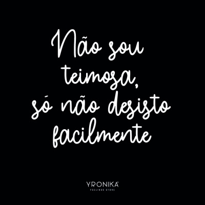 Texto branco manuscrito em fundo preto com a frase 'Não sou teimosa, só não desisto facilmente' e logótipo YPRONIKA.