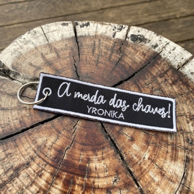 Chaveiro tecido preto com texto branco 