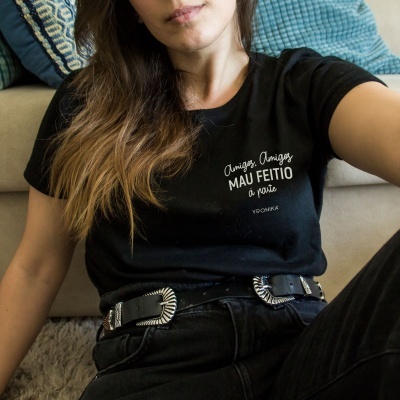 T-shirt preta com texto bordado branco Amigas amigas MAU FEITIO à parte YRONIKA
