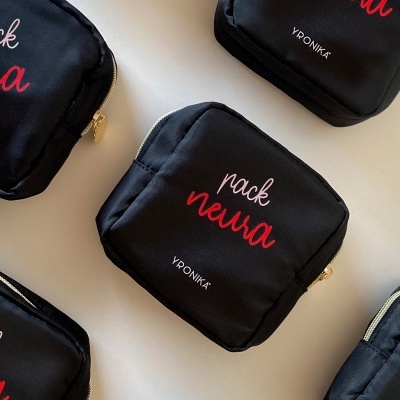 Bolsas pretas quadradas com texto 'pack newa' e 'YPONAK' em branco e vermelho