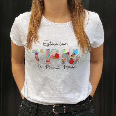 T-shirt branca com estampado colorido e texto em português