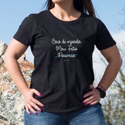 Pessoa vestindo camiseta preta com texto branco e azul ao ar livre